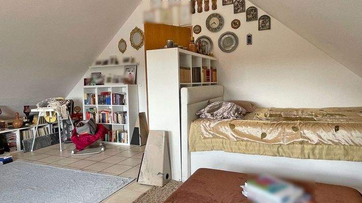 Kinderzimmer/ Büro im Spitzboden