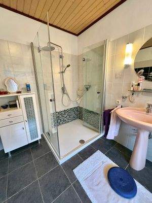 Das Vollbad im Erdgeschoss