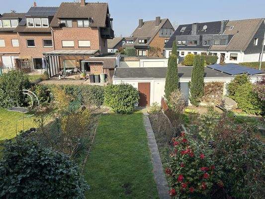 Blick vom OG auf den Garten, Garage