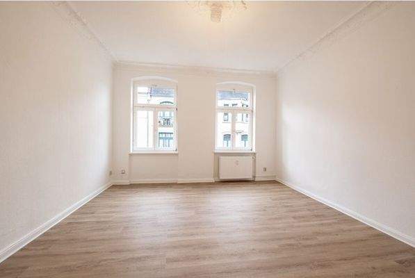 Wohnzimmer mit Deckenstuck