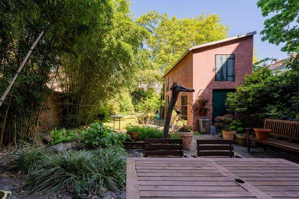 Garden view with private and quiet terrace