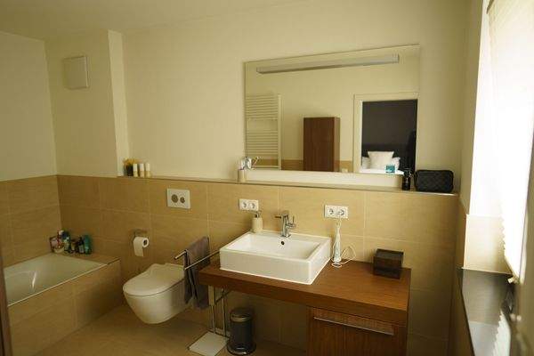 Tageslichtbad mit Badewanne