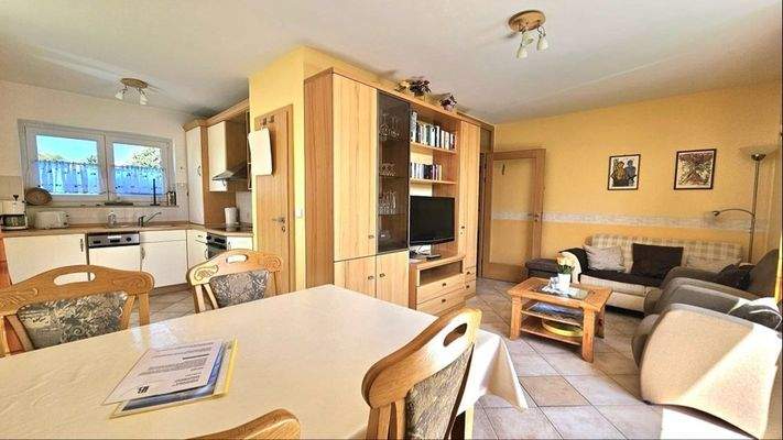 Wohnzimmer mit Küche