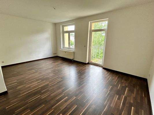 Wohnzimmer mit Balkonzugang