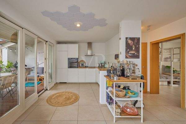 Offene Wohnküche mit Zugang zum Balkon Wohnung II