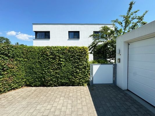 Einfahrt/Garage