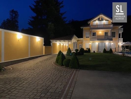 Villa mit Carport bei Nacht