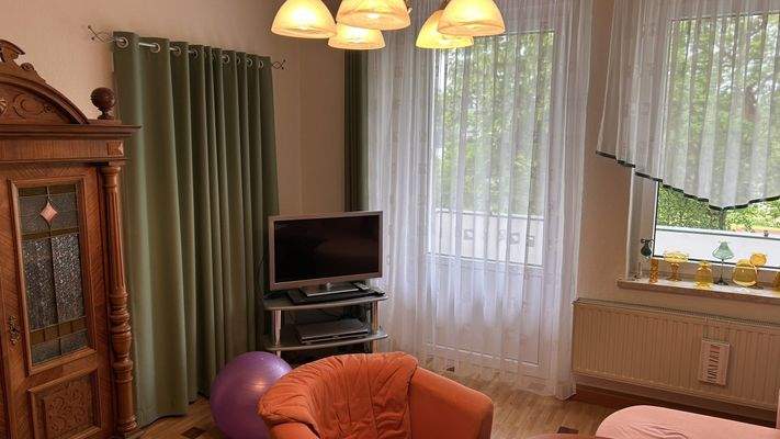 Wohnzimmer mit Balkon