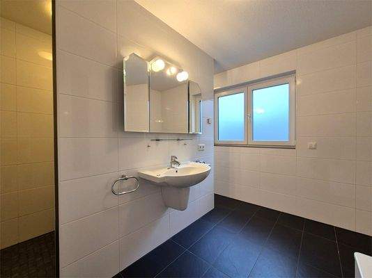 Ensuite-Bad mit Dusche ...