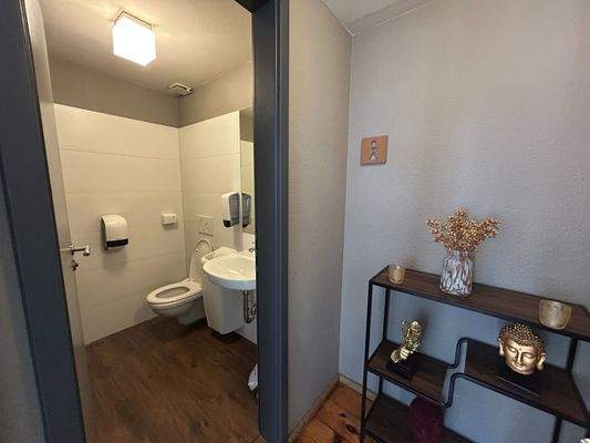 Vorraum zu den Sanitärbereichen