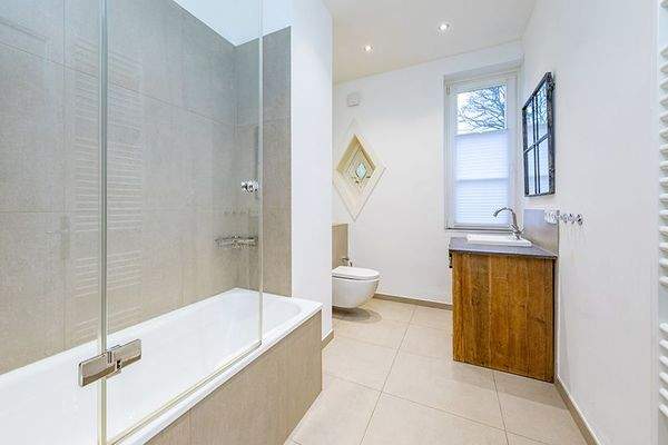 Geräumiges Gästebad ...