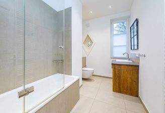 Geräumiges Gästebad ...