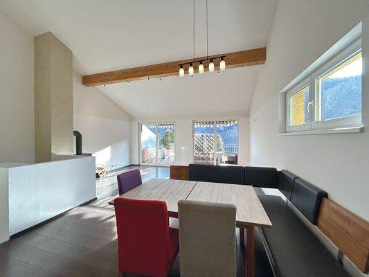 Wohnbereich mit tollem Ausblick auf die umliegenden Berge