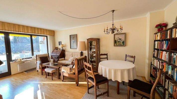 Wohnzimmer_Blick zum Balkon