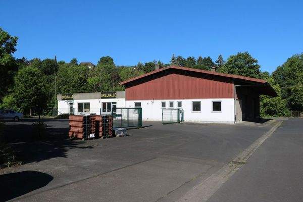 Kalthalle mit Spielhalle