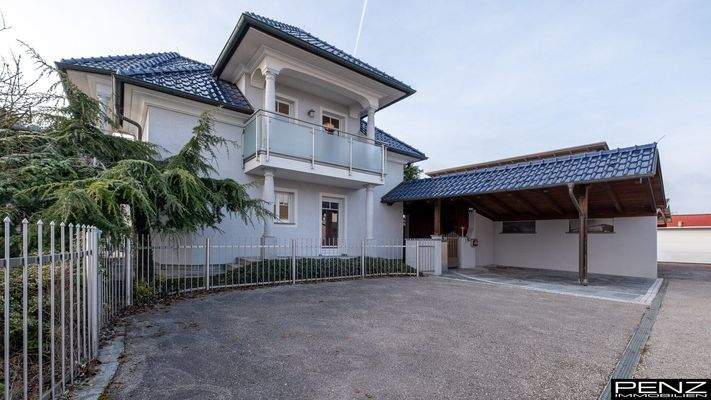 Haus mit Parkplatz und Carport