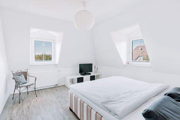 Großzügiges Schlafzimmer