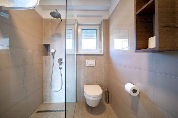 Modernes Badezimmer mit bodentiefer Dusche