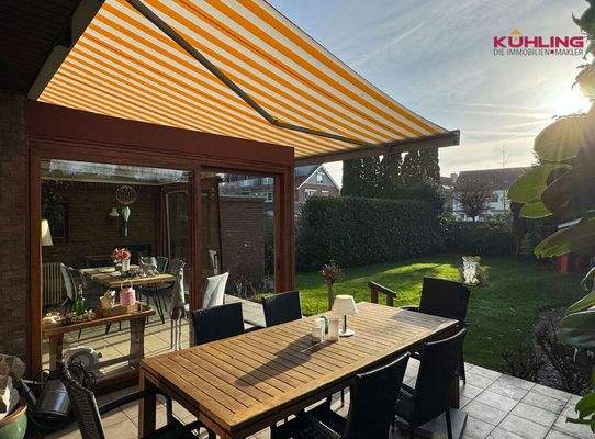 Blick auf die Terrasse und in den Garten