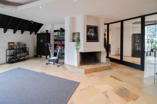 Wohnzimmer mit offenem Kamin