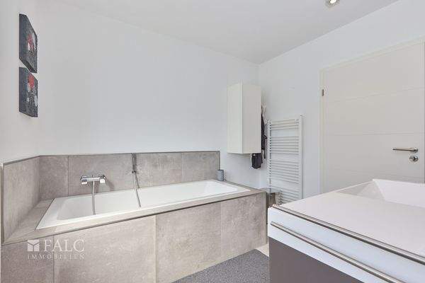 Mit Dusche und Wanne