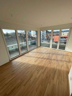 Helles Wohnzimmer mit Balkon