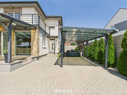 10. Einfahrt mit Carport