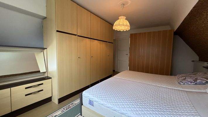 Schlafzimmer, Raumhöhe 2,3 m