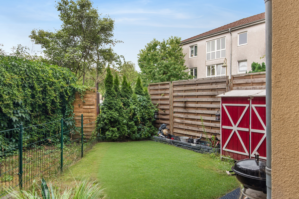 Kleiner Garten von der Terrasse aus