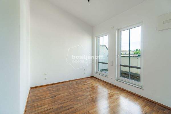 Gut geschnittenes Schlafzimmer mit Terrassenzugang