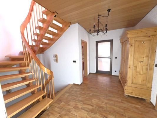 EG_Flur mit Treppe ins Dachgeschoss und in die untere Wohnebene_#123219