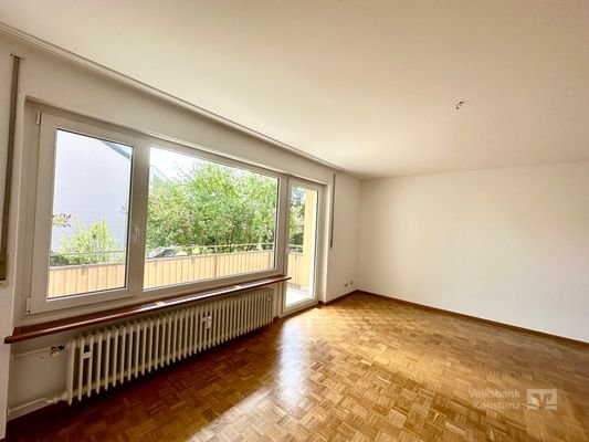 Wohnzimmer mit Balkonzugang