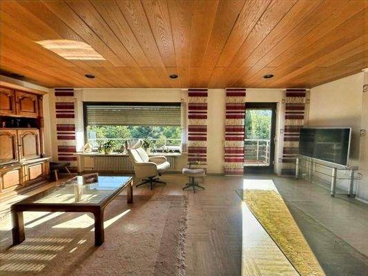 großzügiges Wohnzimmer mit Zugang zum ...