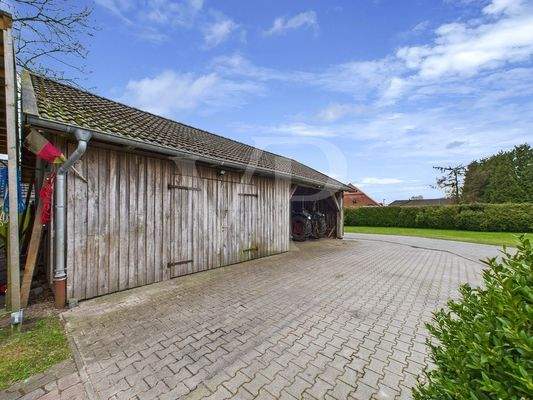 Schuppen mit Unterstand