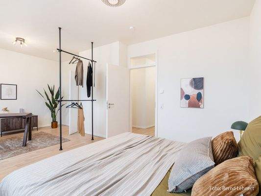 Schlafzimmer ohne Trennwand mit Büro integriert