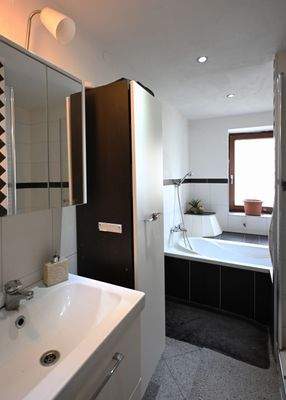 Tageslichtbad mit Wanne und Dusche