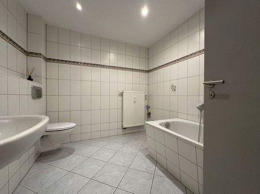 Badezimmer mit Badewanne