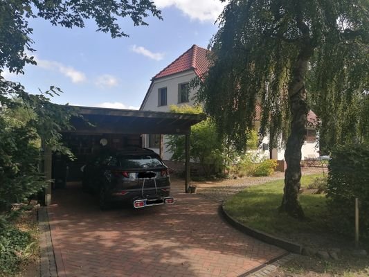 Carport mit Abstellraum und Haus mit 120 m²