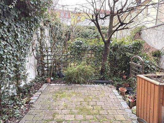 Blick vom Wohnzimmer auf die Terrasse