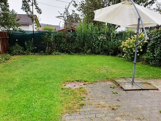 Gartenfläche im Herbst
