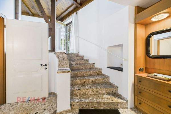 Stiegenaufgang / Diele