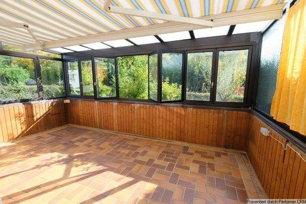 Verglaste Terrasse mit Blick ins Grüne