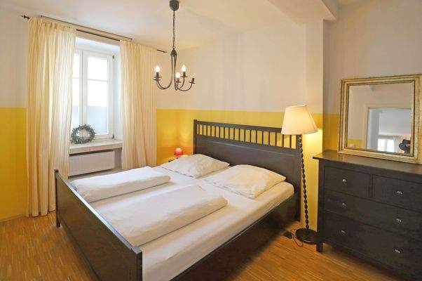 Schlafzimmer mit Doppelbett