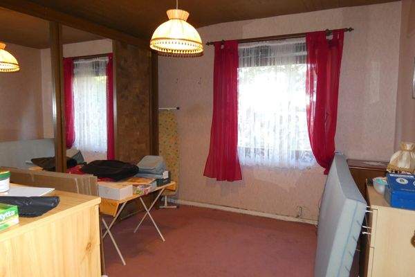 Ein Schlafzimmer mit Gartenblick