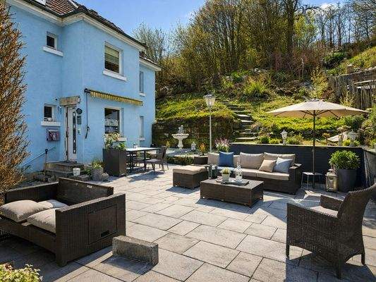 Terrasse (möbliert mit KI)