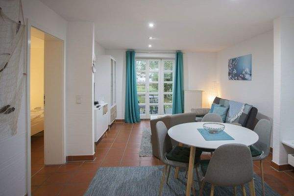 Ferienwohnung_D54_am_Bakenberg_auf_Ruegen_Wohnzimmer_mit_Essbereich