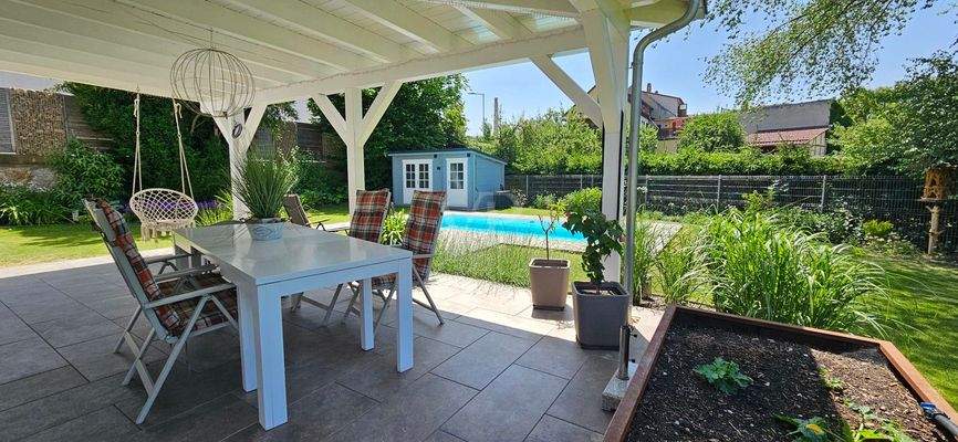 Terrasse mit Blick auf Pool