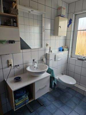 Waschtisch und WC