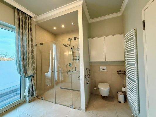 geräumige Duschkabine mit WC