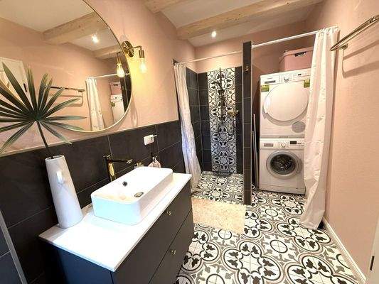 Bad mit Dusche und Waschmaschinenanschluss